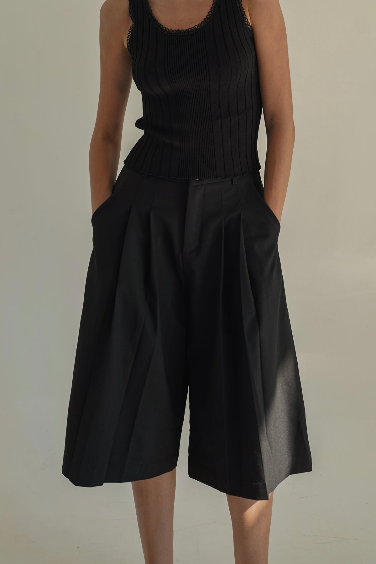 Tailored black barmuda