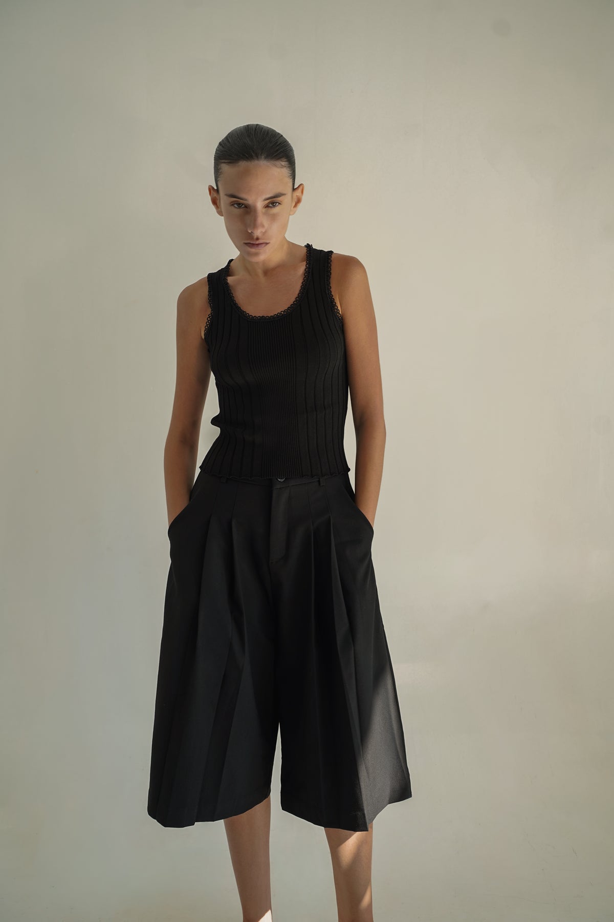 Tailored black barmuda